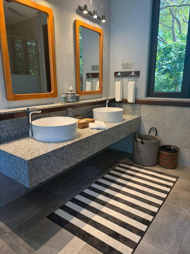 Ambong Pool Villas 50/50
