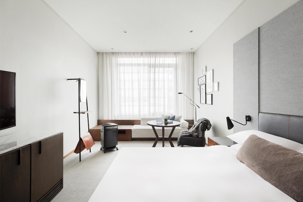Pure, King Bed