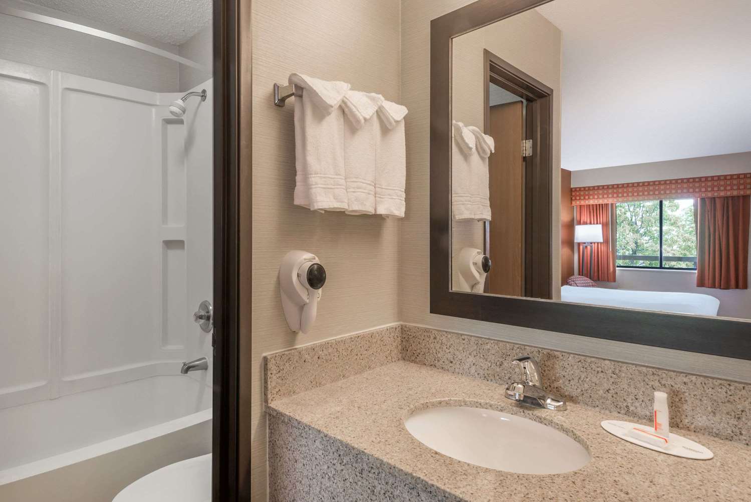 Days Inn by Wyndham Columbus Fairgrounds 19/19