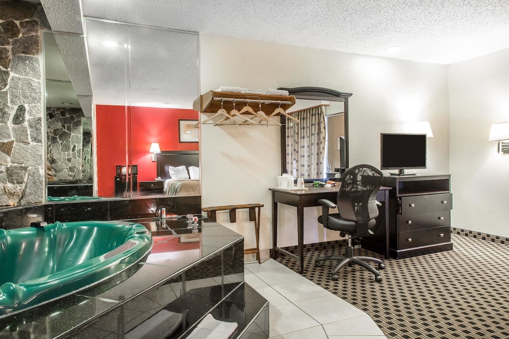 Econo Lodge West Haven 38/38