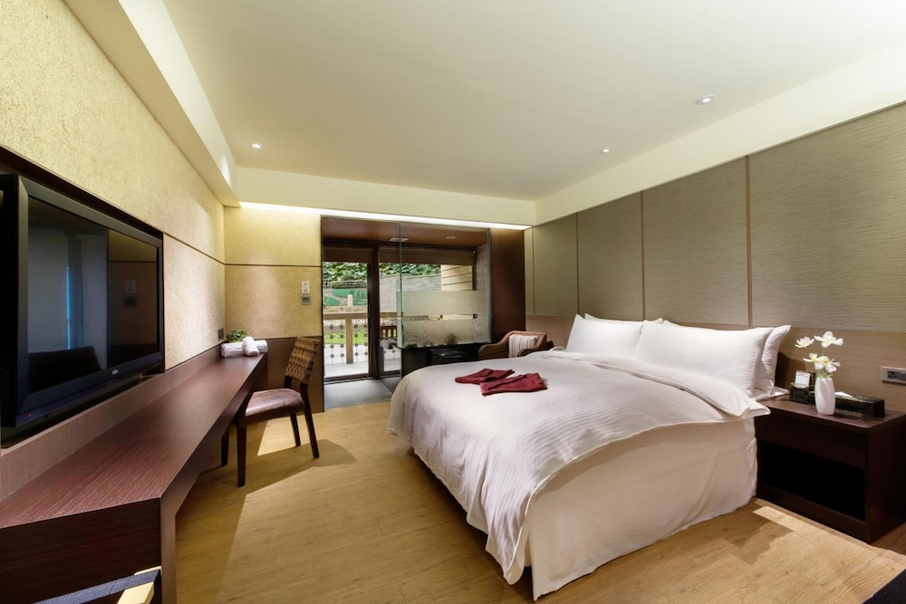 DELUXE, QUEEN BED