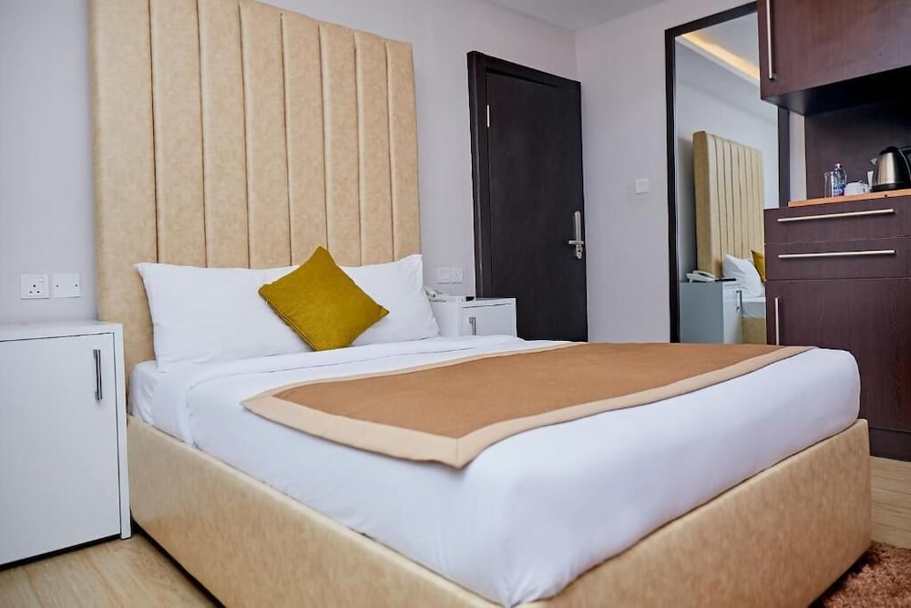 The Cabin Hotel 7/41