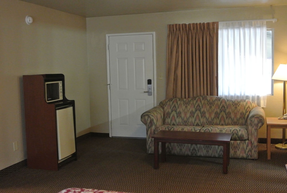 Vino Inn & Suites (ex Rancho Tee Motel) 41/63