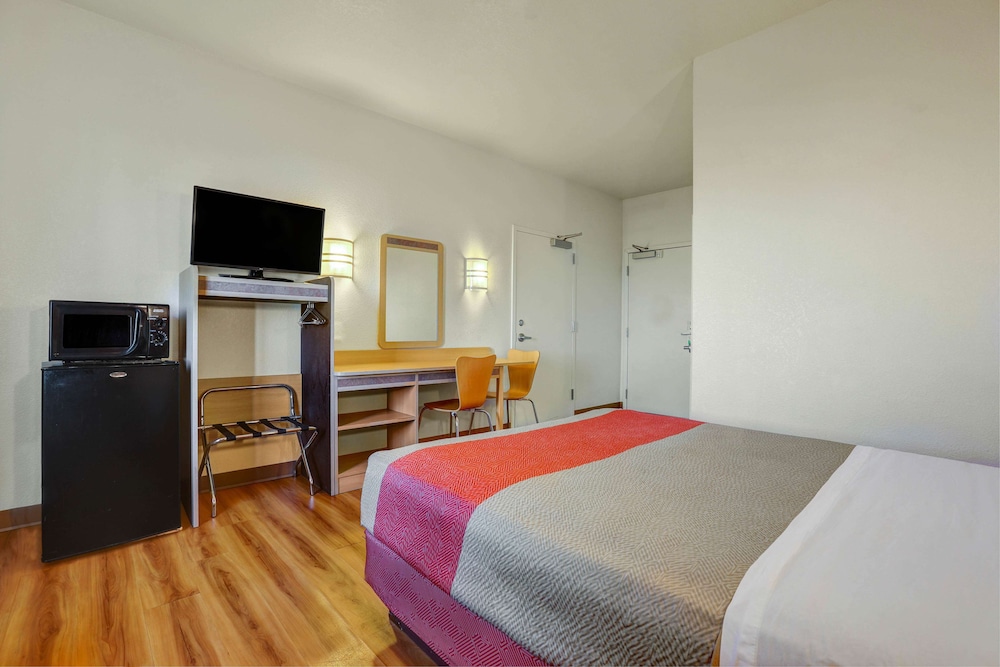 Howard Johnson by Wyndham Lemoore 42/68