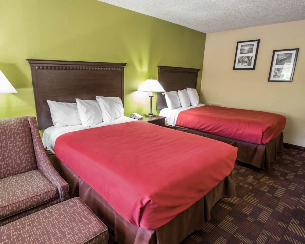 Econo Lodge Biltmore 14/27