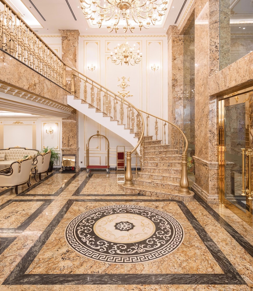 Monarque Hotel 7/50