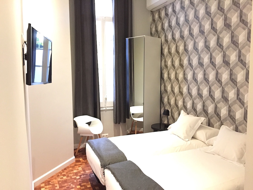 DELUXE, TWIN BEDS