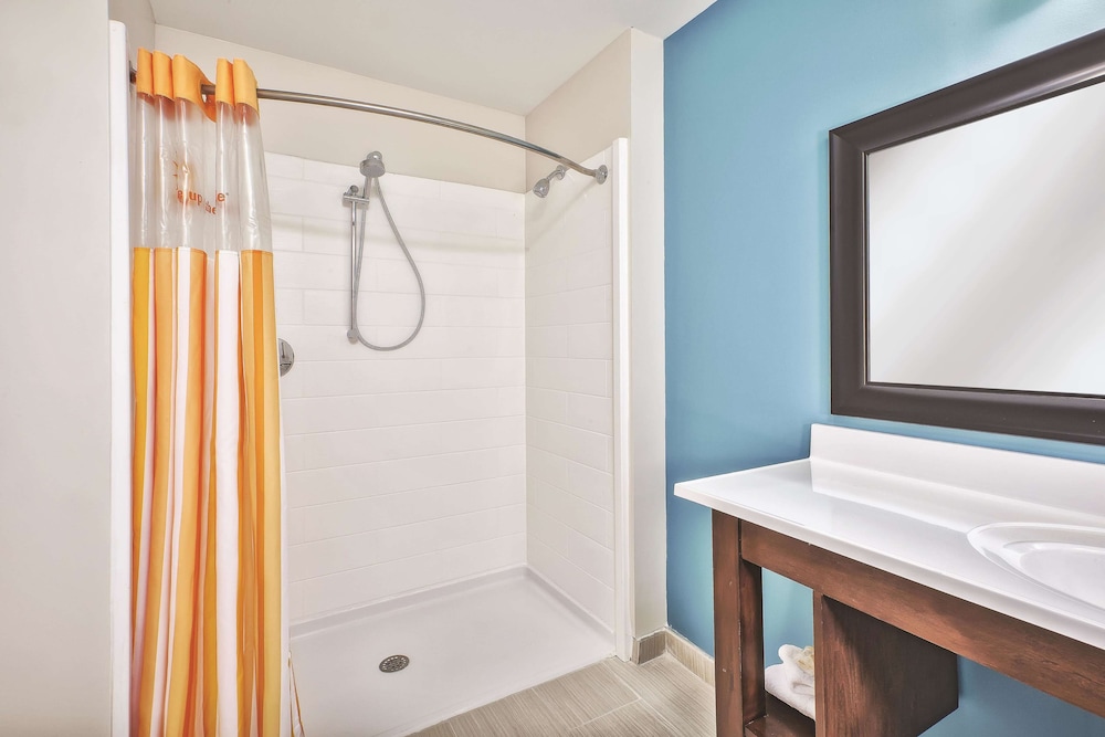La Quinta Inn And Suites By Wyndham Niagara Falls 27/27