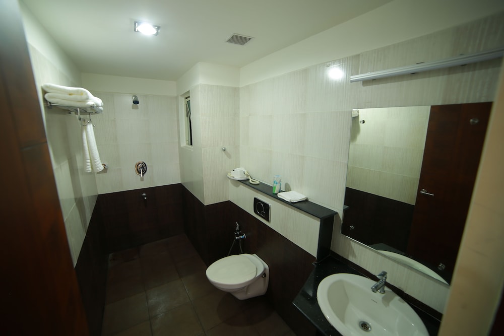 NAKSHATRA EMERALD INN GURUVAYUR 36/41