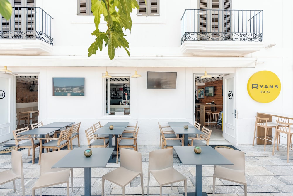 Hotel Ryans La Marina 52/69