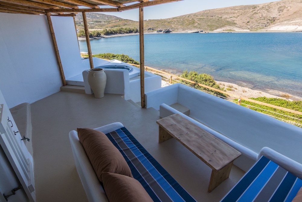 SALT SUITES & EXECUTIVE ROOMS 52/56