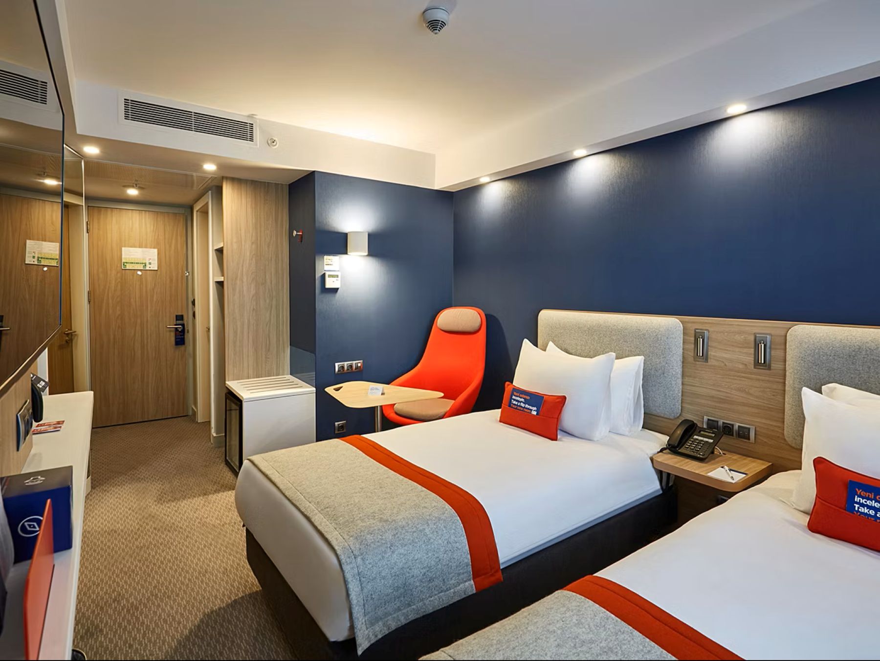Room, Twin Beds, Smoking