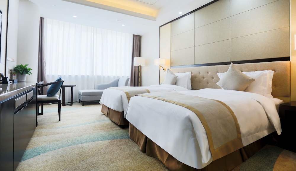Hundred Hotel 24/60