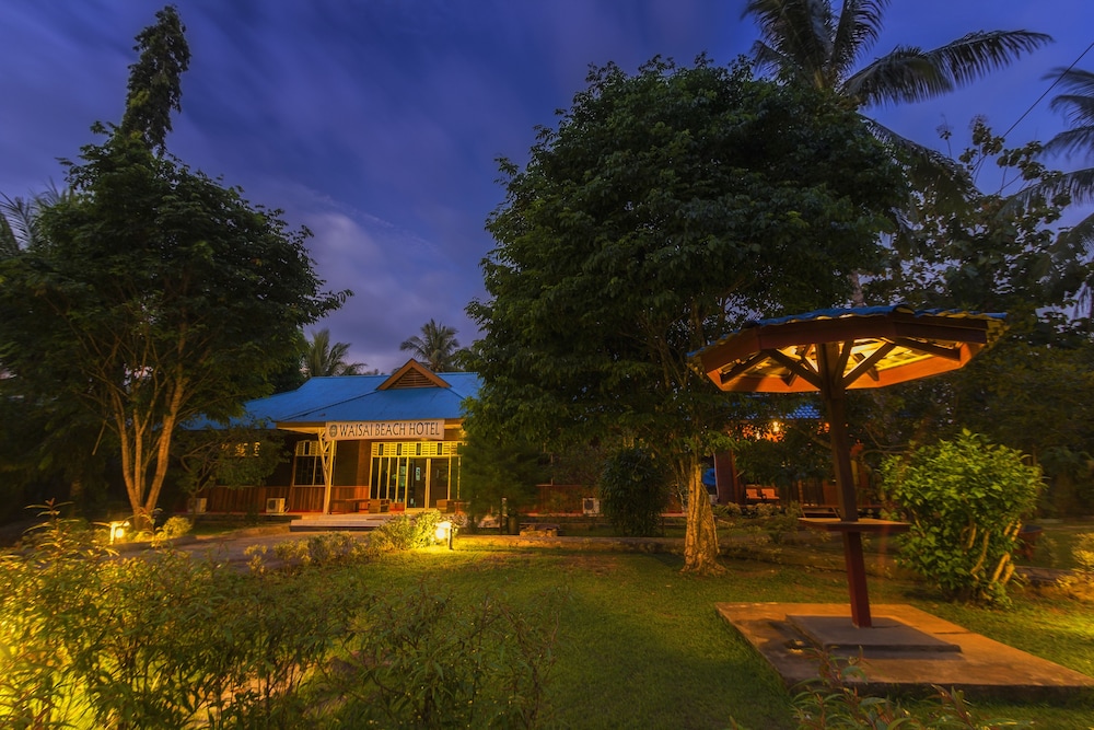 Waisai Beach Hotel 2/8