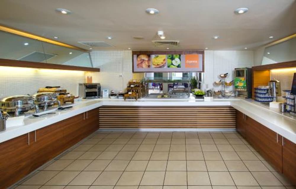 Holiday Inn Express Stevenage 8/66