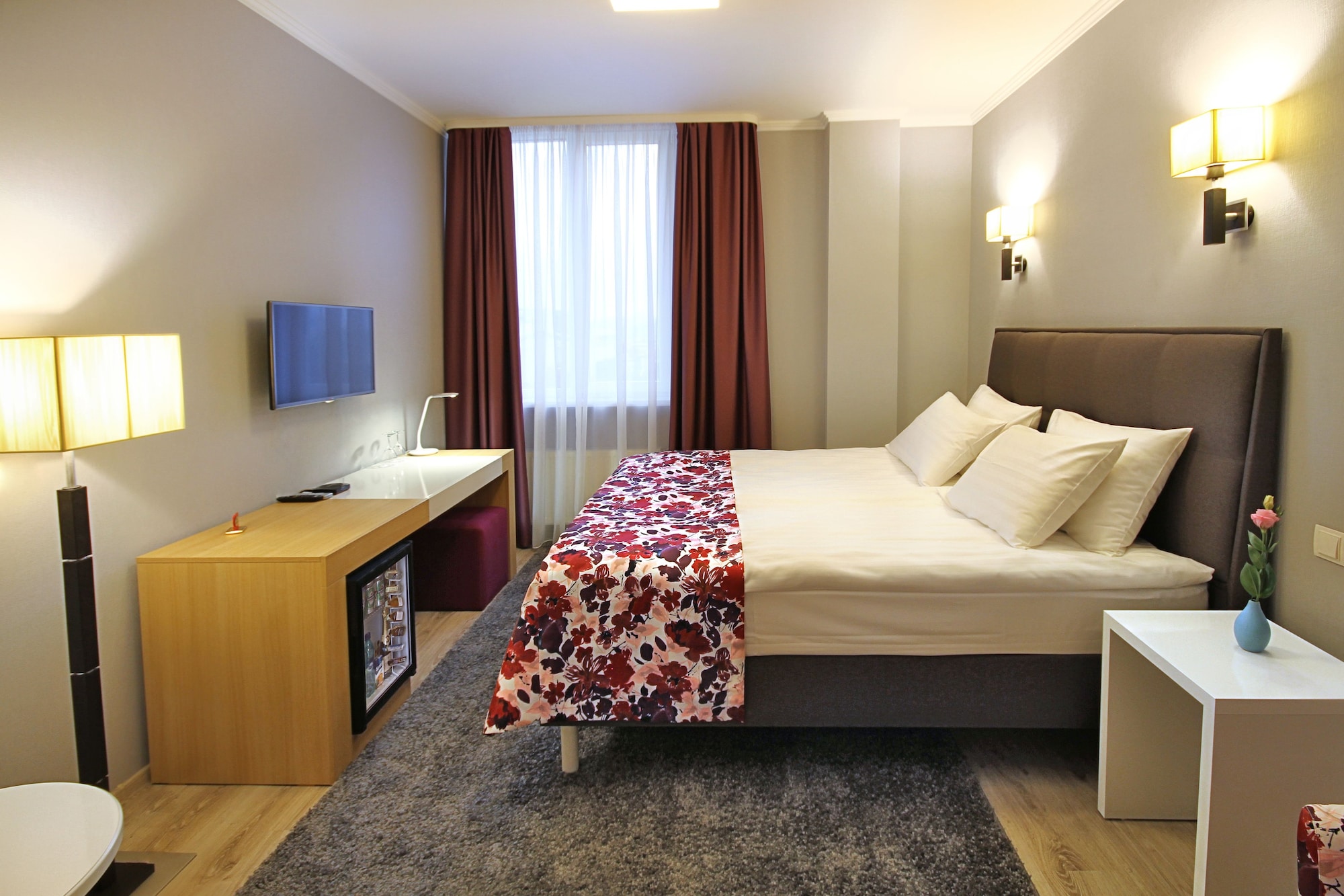 STANDARD, QUEEN BED