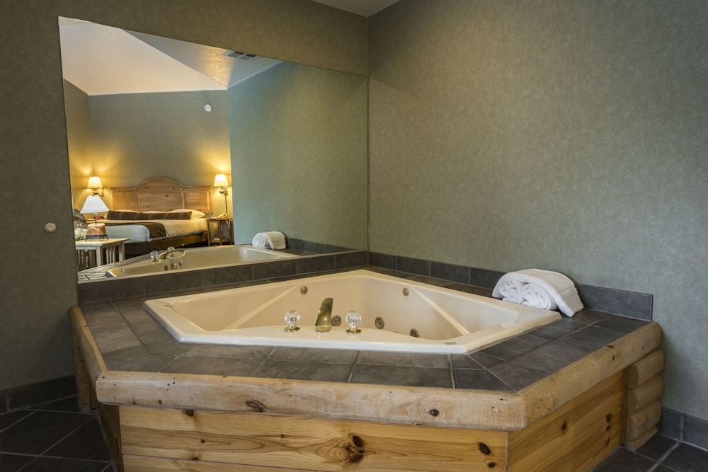 Stafford's Crooked River Lodge & Suites 41/41