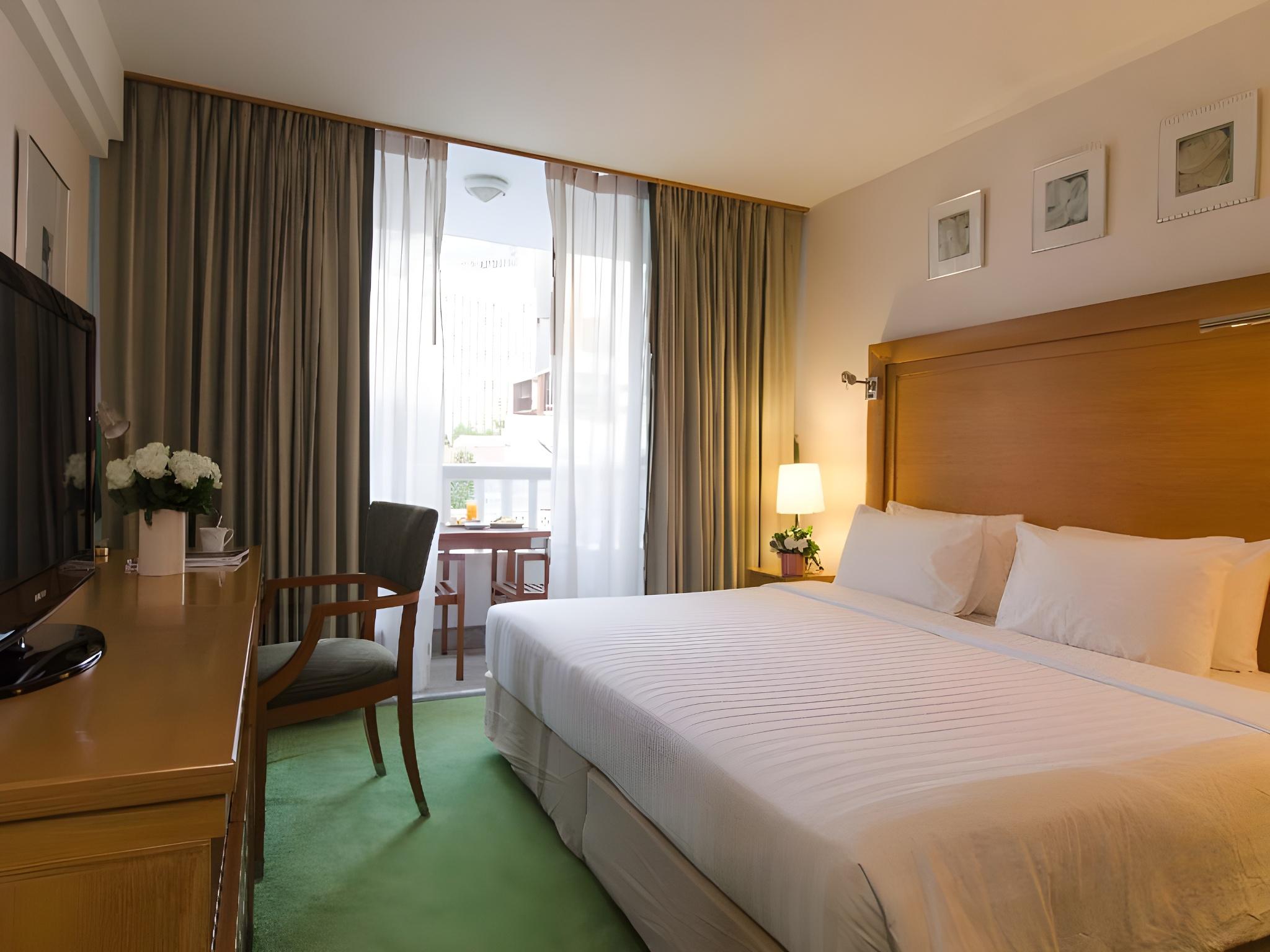 2 Bedrooms, Suite, King and Twin Beds