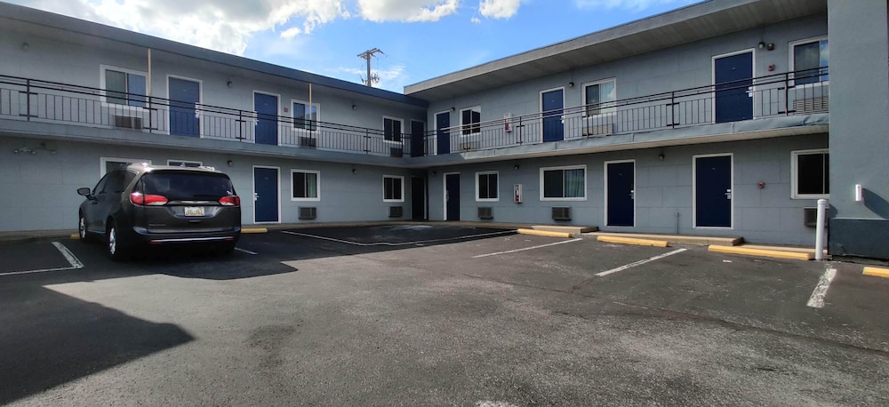 Cedar Cove (ex. Howard Johnson Inn Sandusky Park N. Entrance) 44/52