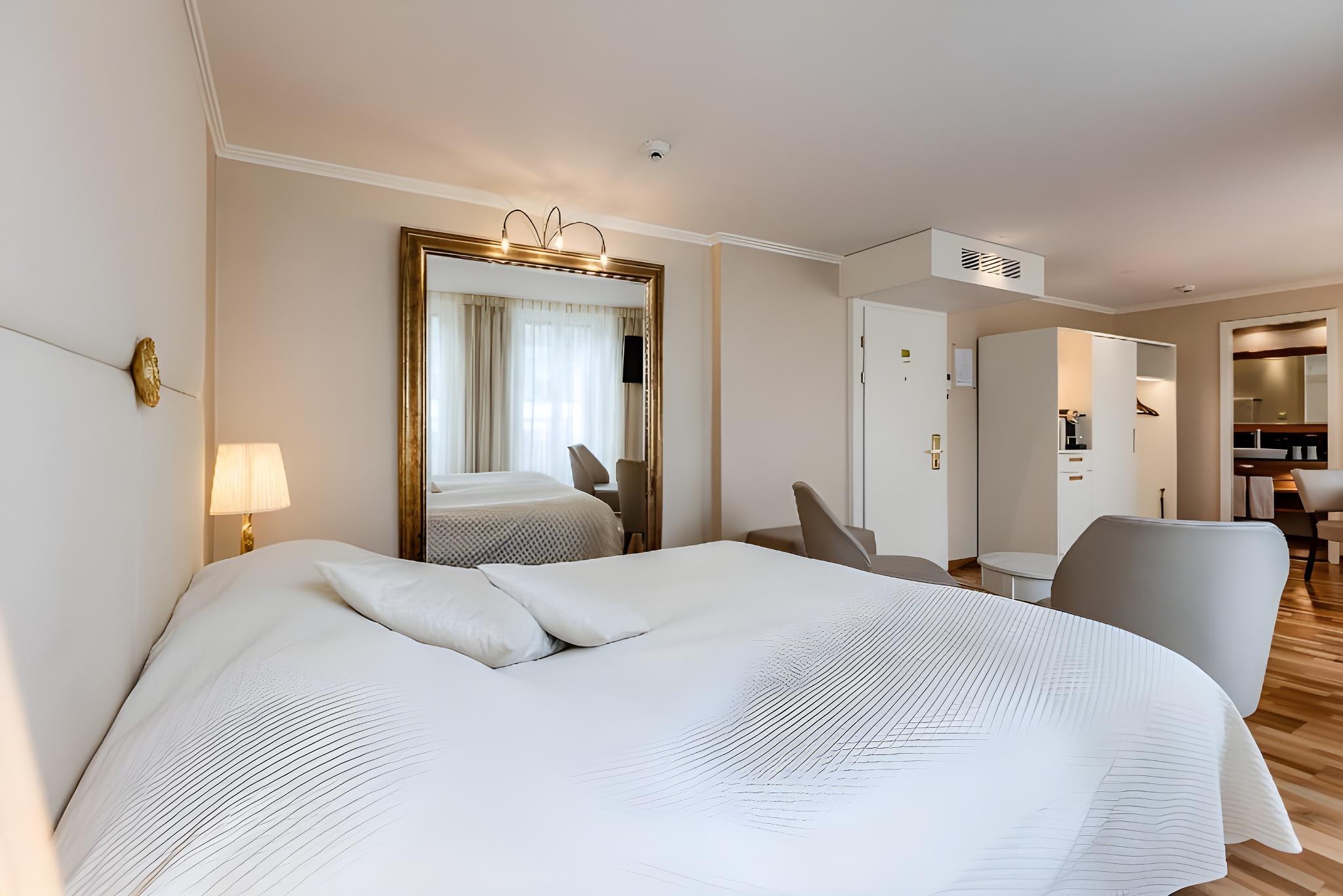 Room, 2 Double Beds, City View