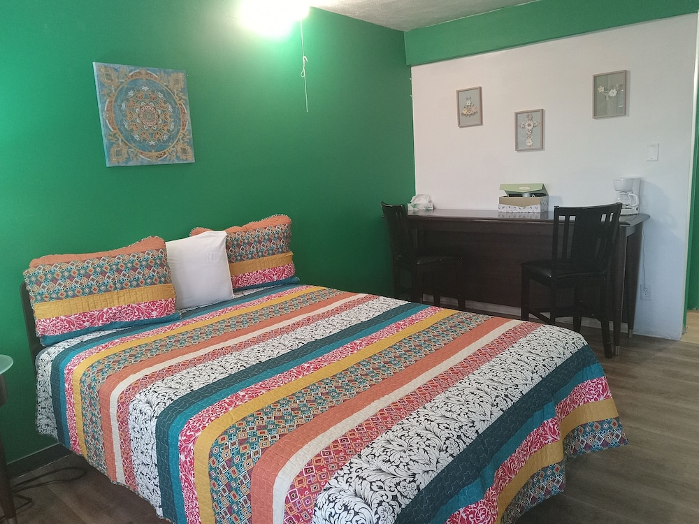 Capri Motel 26/52