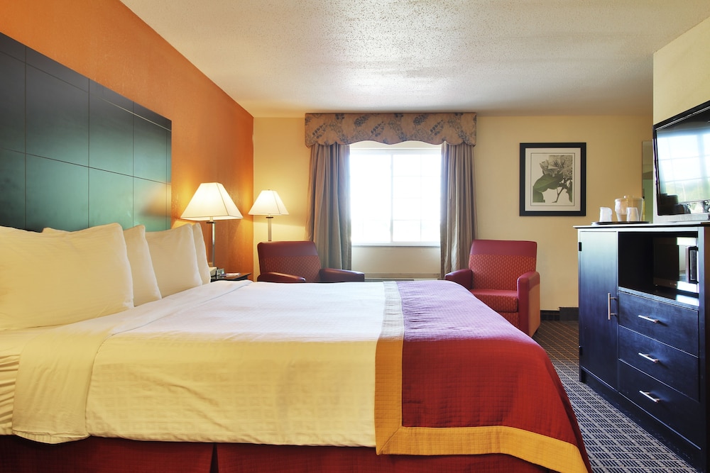 Baymont By Wyndham Muskegon 24/49