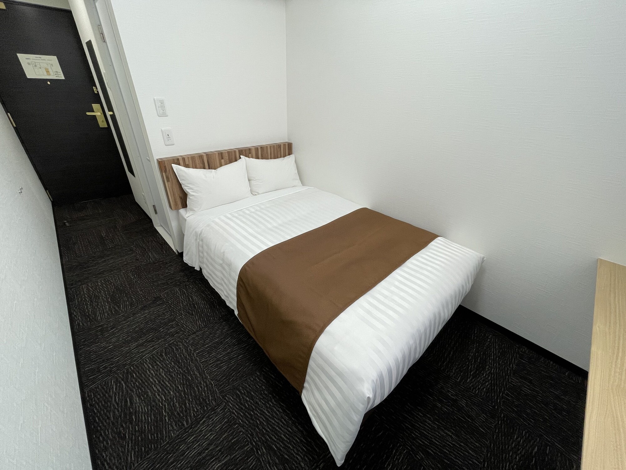 SEMI ROOM, SEMI DOUBLE BED