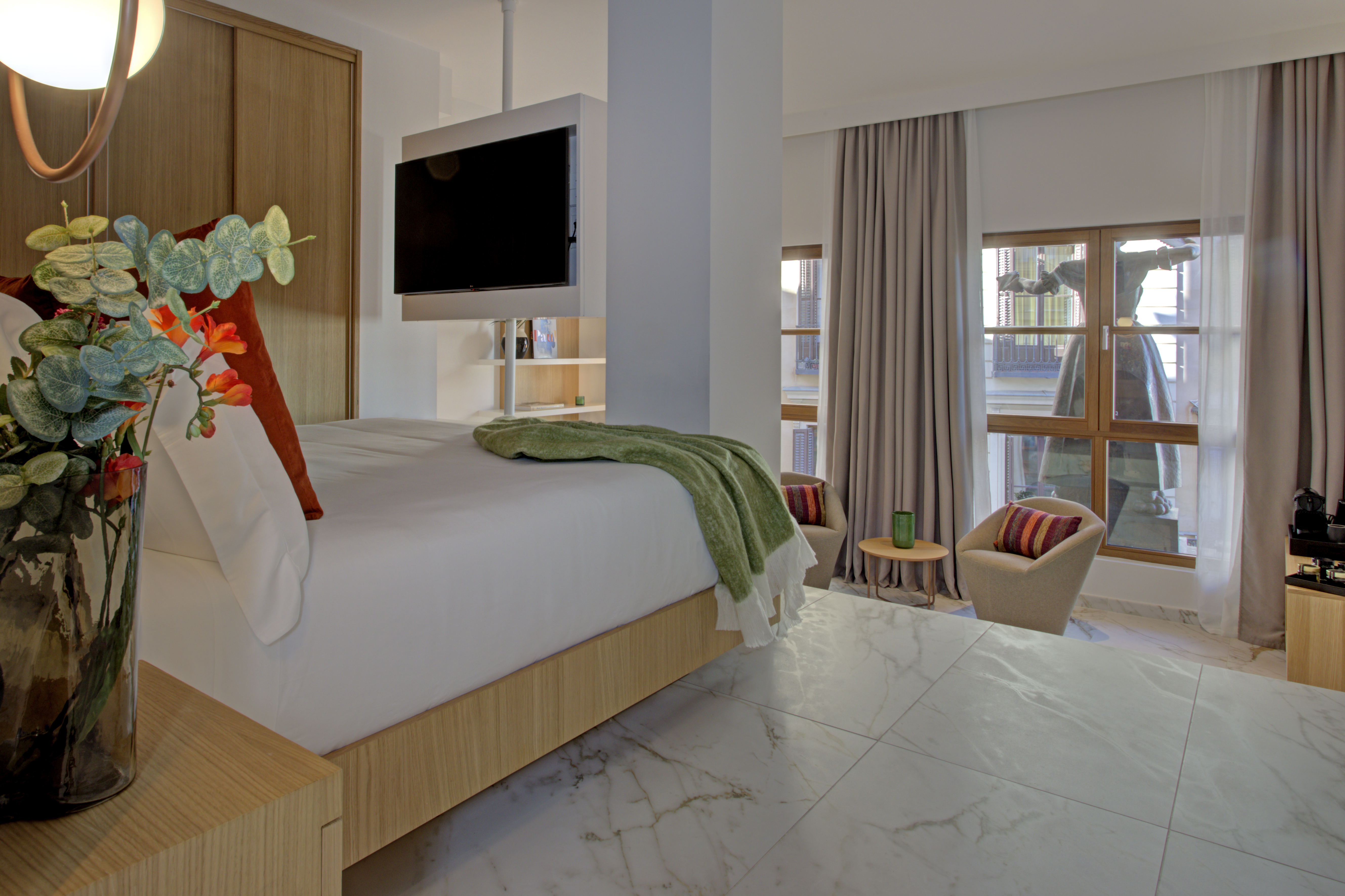 Ultimate, Guest Room