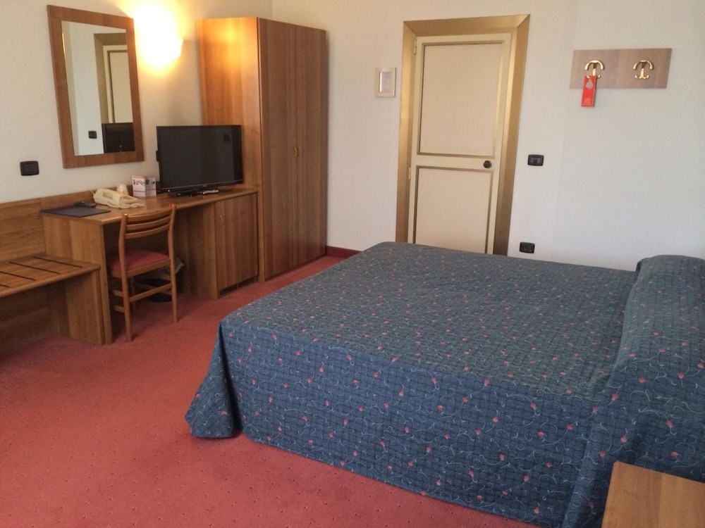 STANDARD, QUEEN BED