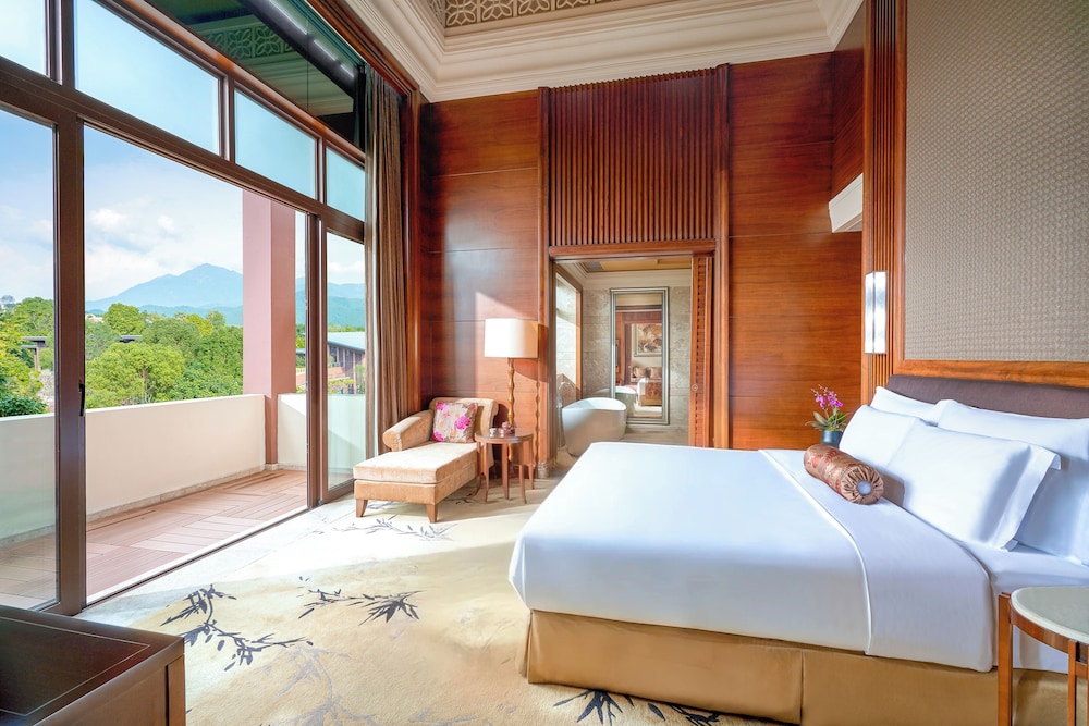 Chalet, Suite, King Bed, Living Area, Terrace