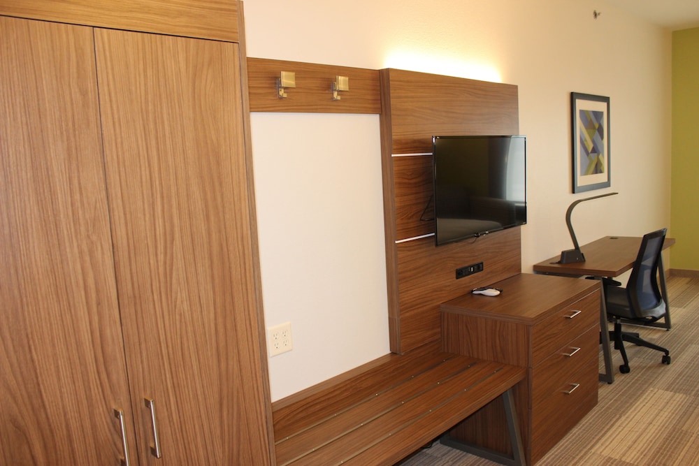 Holiday Inn Express Hotel and Suites Mansfield 43/52