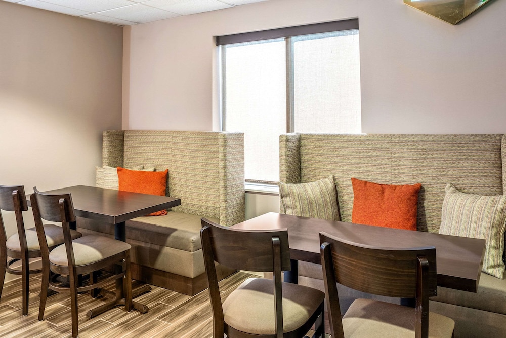 Sleep Inn and Suites Harrisonburg Near University 23/38
