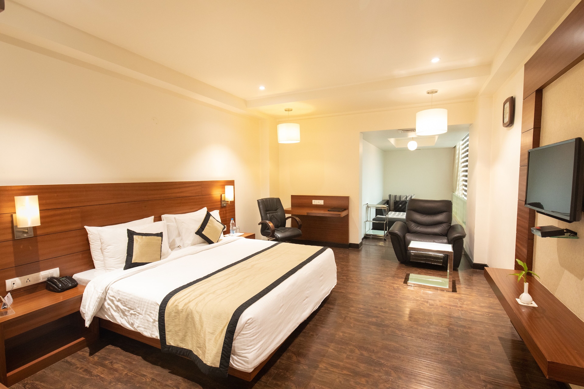 CLUB, KING BED, POOL VIEW, SOFA
