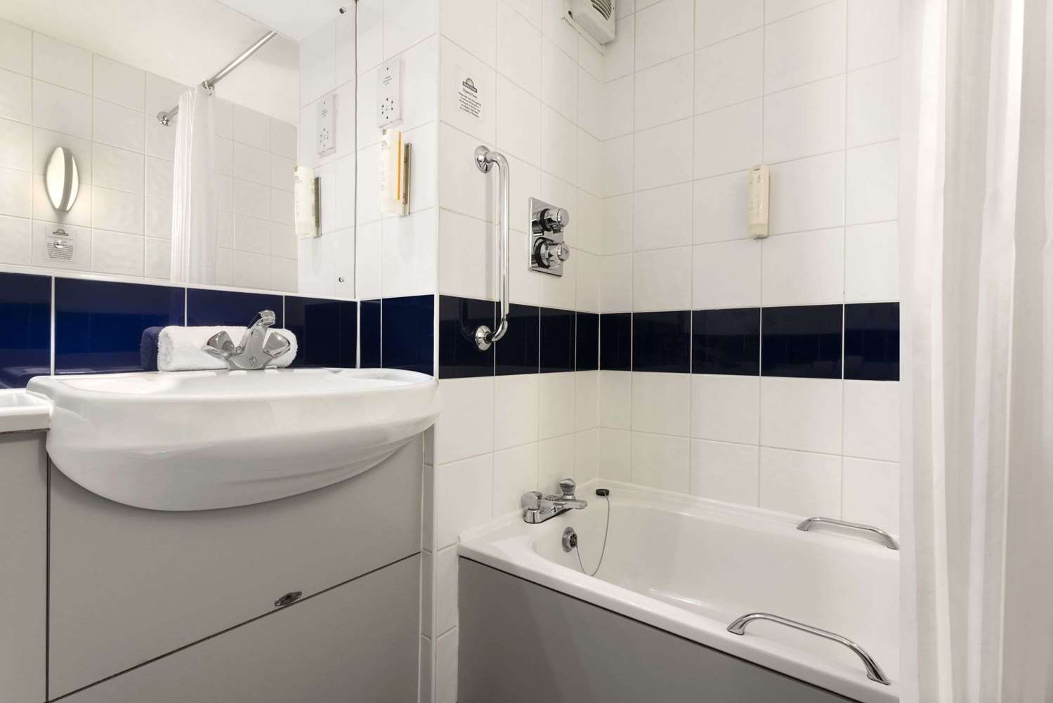 Days Inn Michaelwood M5 11/12
