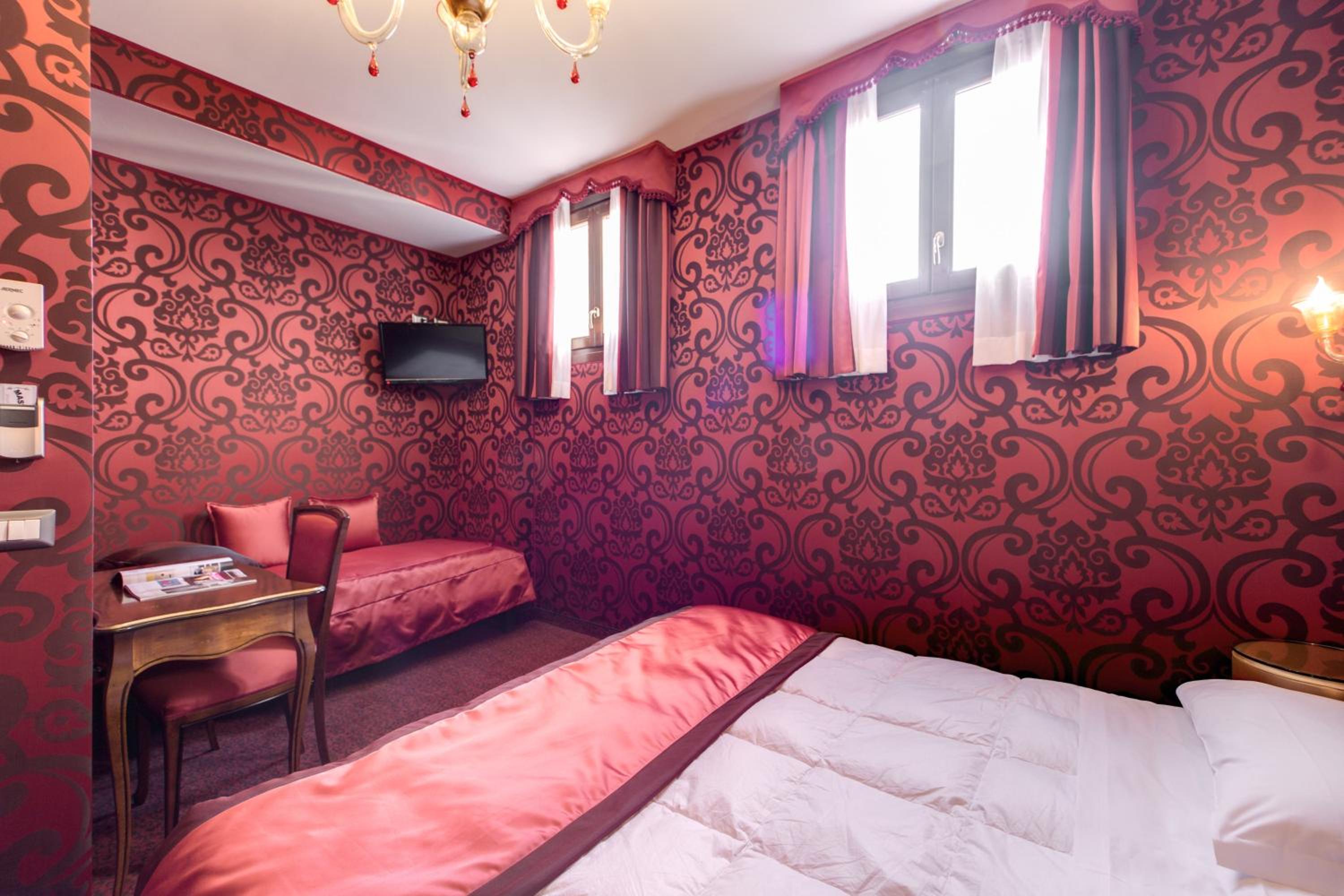 ROOM, DOUBLE BED