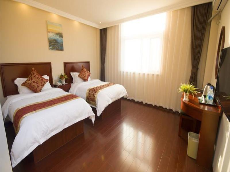 GUEST ROOM, DOUBLE BED, NO WINDOW