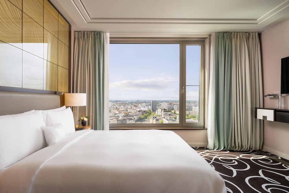 Grand, Tower, Suite, King Bed