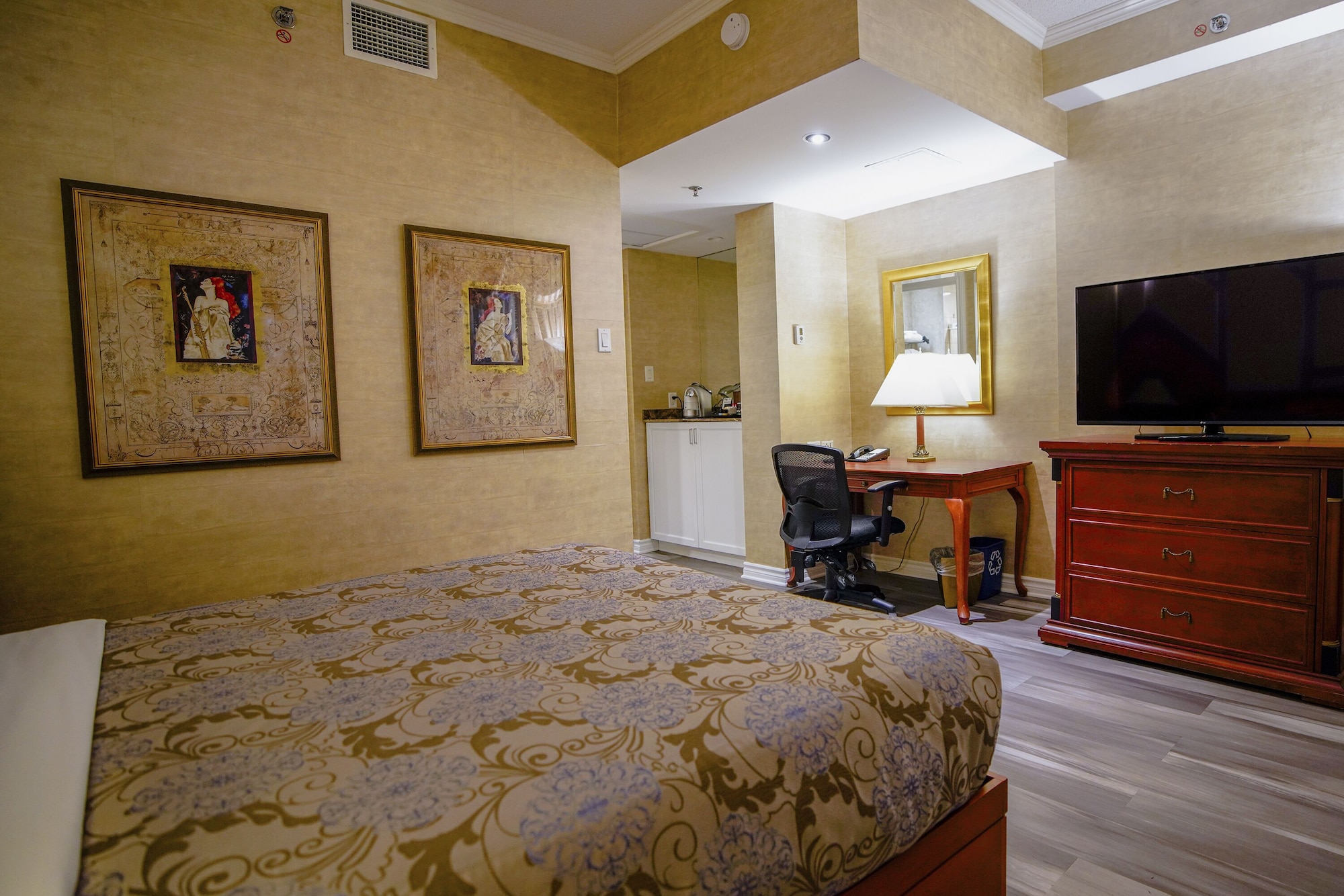غرفة داخلية كلاسيكية بسرير كوين، Palace Royal Hotel 5/8
