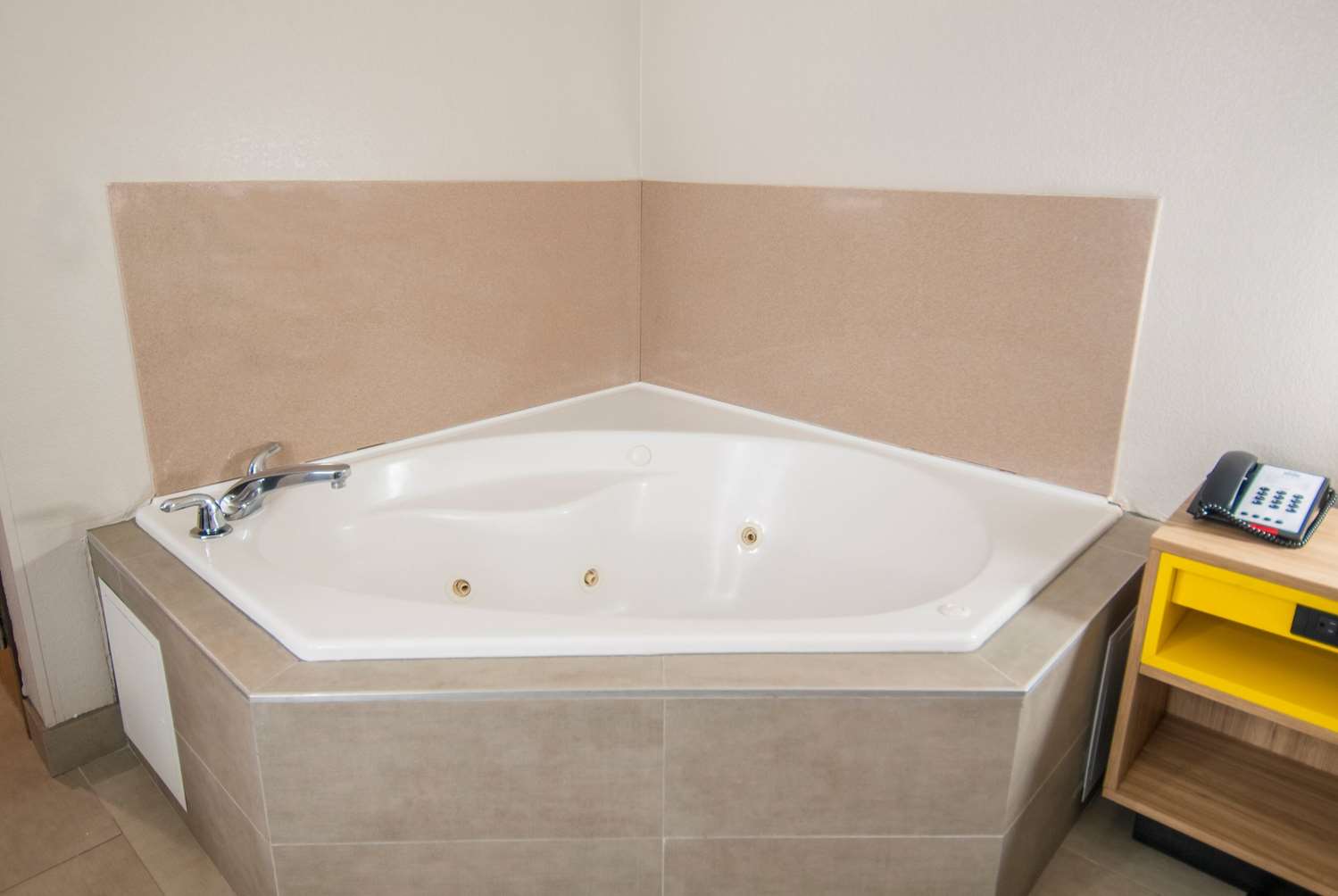 Days Inn & Suites by Wyndham San Antonio North/Stone Oak 62/63