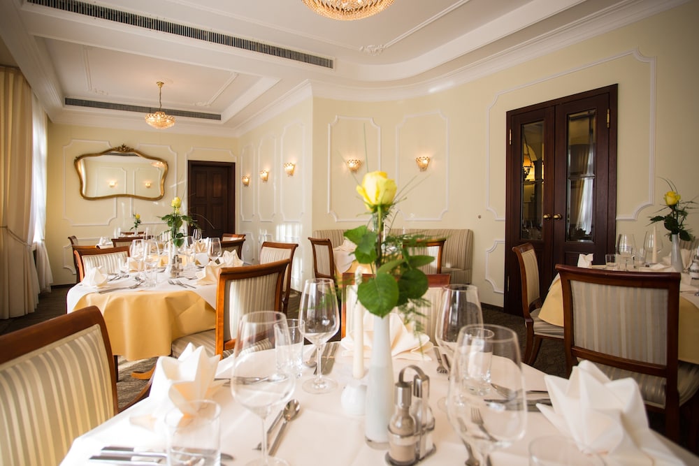 Hotel & Restaurant Goldener Pflug 65/77