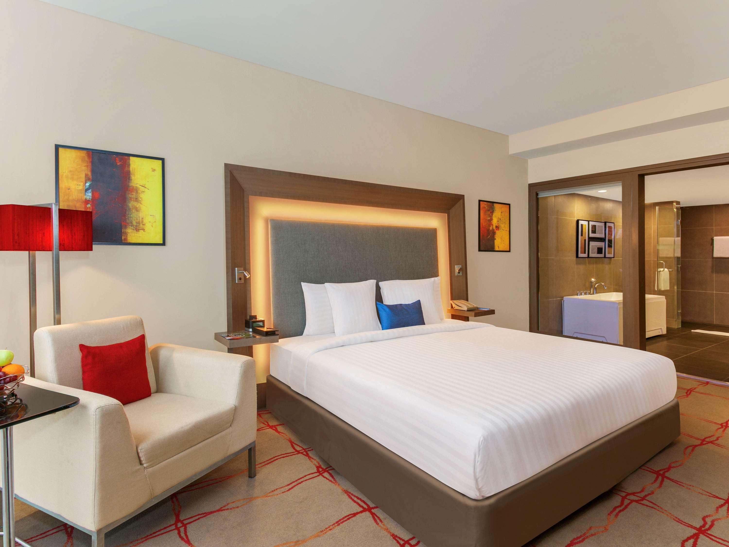 MASTER, SUITE, JETTED TUB, PREMIER LOUNGE ACCESS