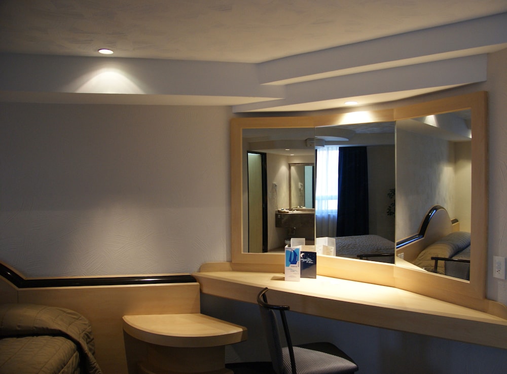 Portonovo Hotel And Suites 14/35