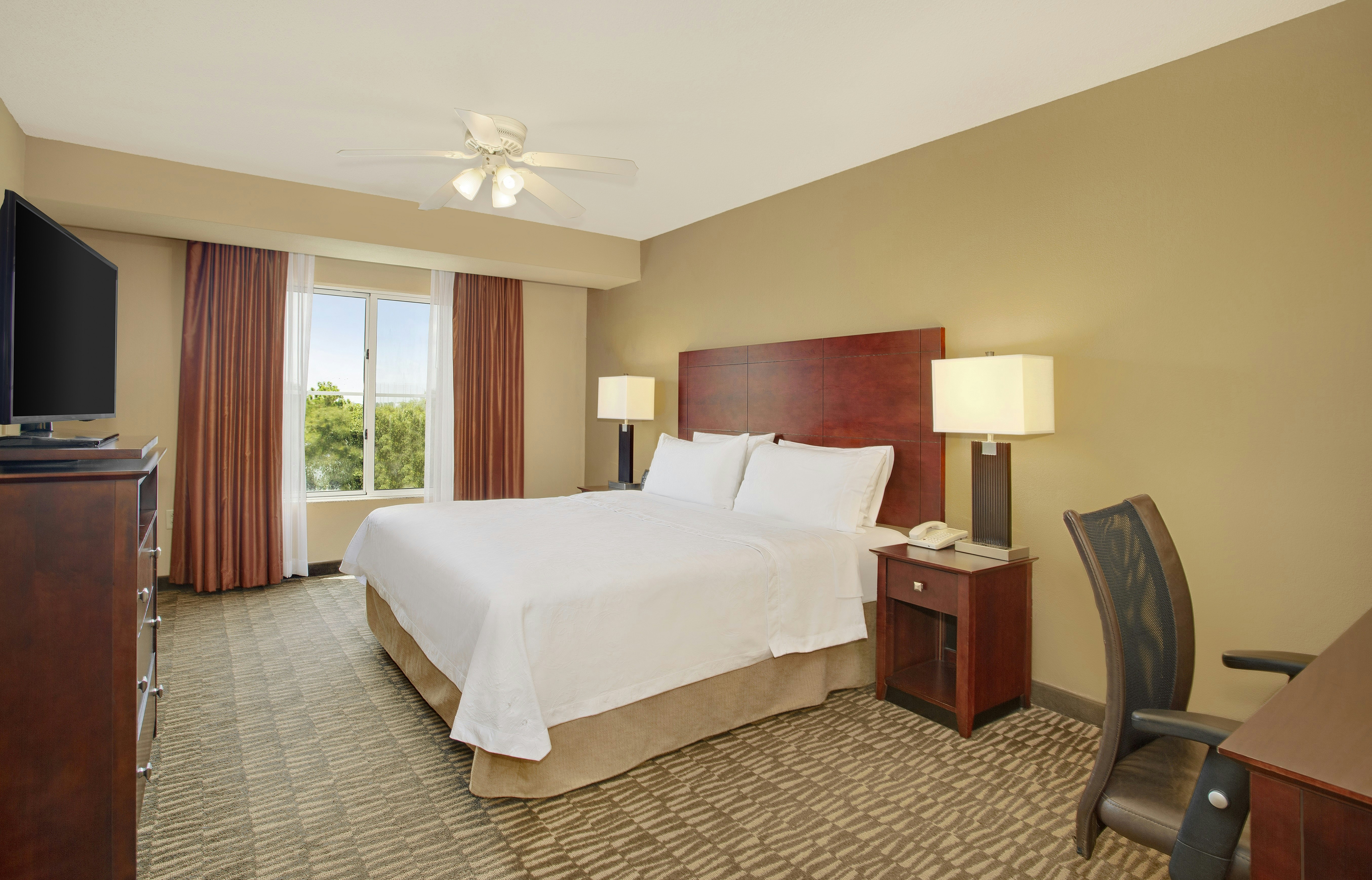 غرفة بسرير كينج وسريرين مزدوجين لذوي الإعاقة، Homewood Suites By Hilton Tampa-Brandon 5/6