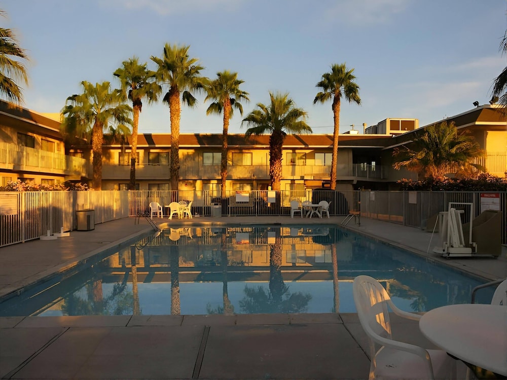 Econo Lodge Inn & Suites Yuma 27/47