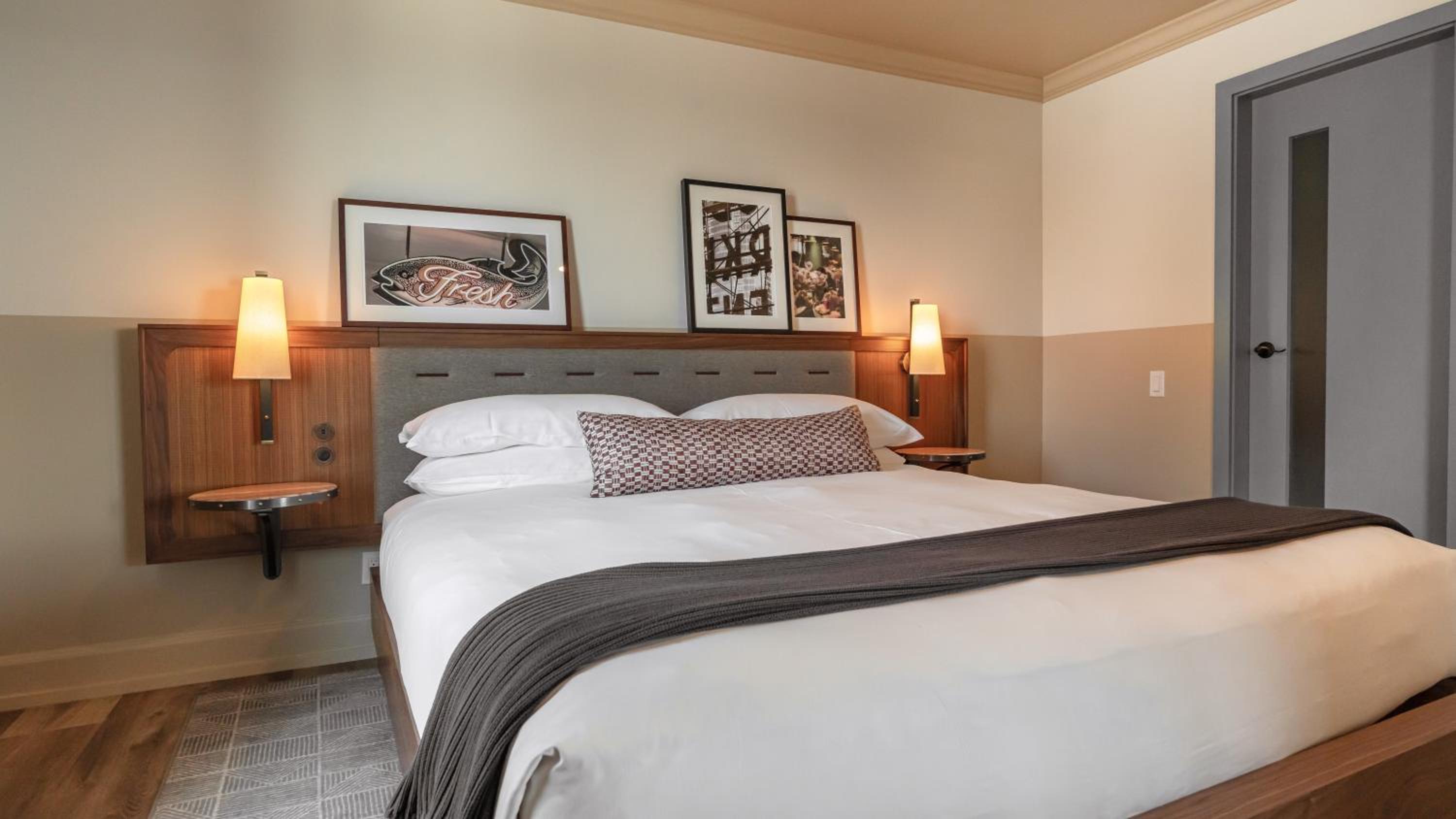 Room, King Bed, Partial Water View