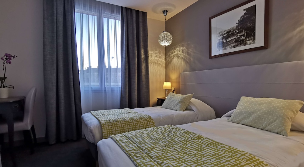 ROOM, TWIN BEDS