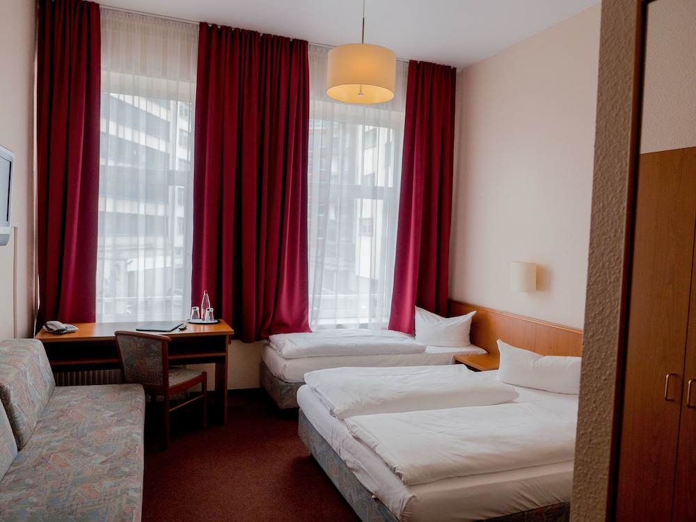 ROOM, QUADRUPLE