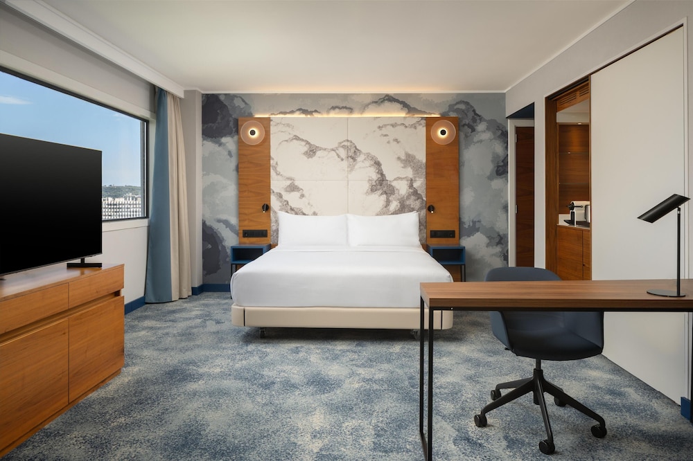 MASTER, SUITE, KING BED, SOFA