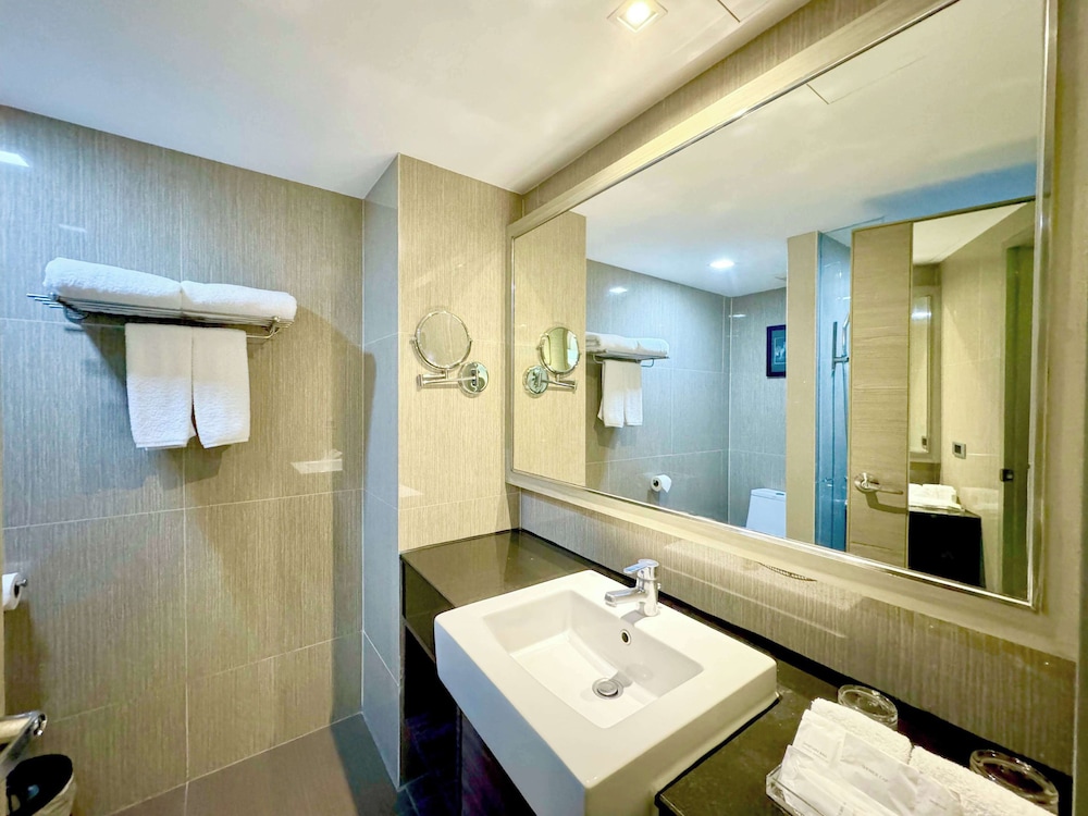 Ramada by Wyndham Bangkok Sukhumvit 11 82/83