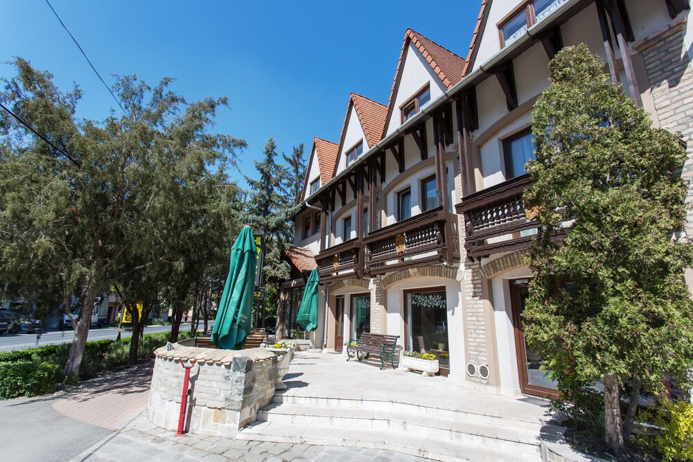 Revesz Hotel 37/42